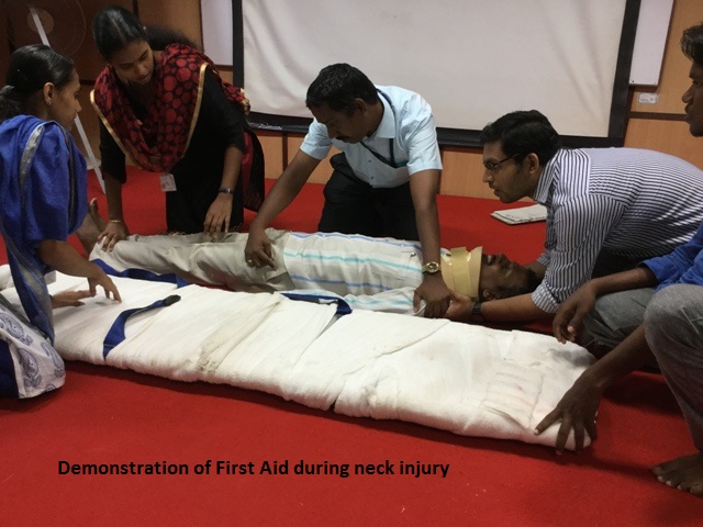 Image of first aid during neck injury